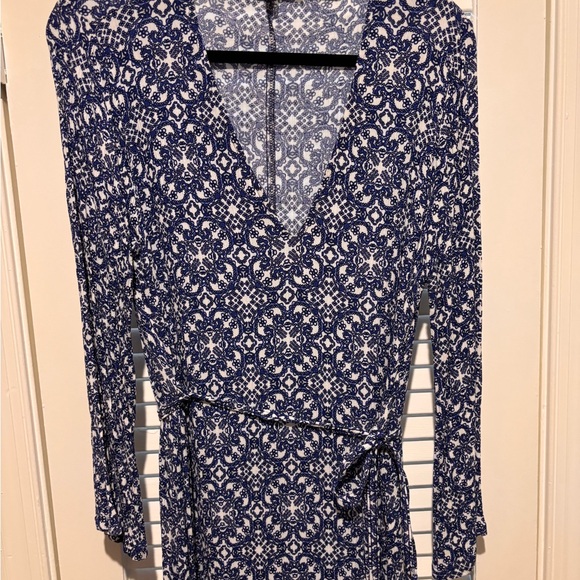 Lulus Dresses & Skirts - Stretchy Blue & White Printed Women's Dress with bell sleeves & tie
